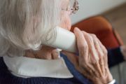 seniorka rozmawiajaca przez telefon