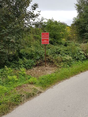 tablica informująca o zakazie wysypywania śmieci