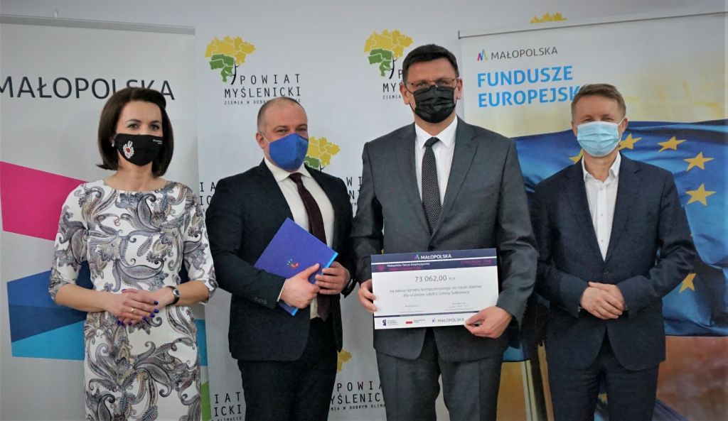 odbiór promesy na zakup laptopów do zdalnego nauczania