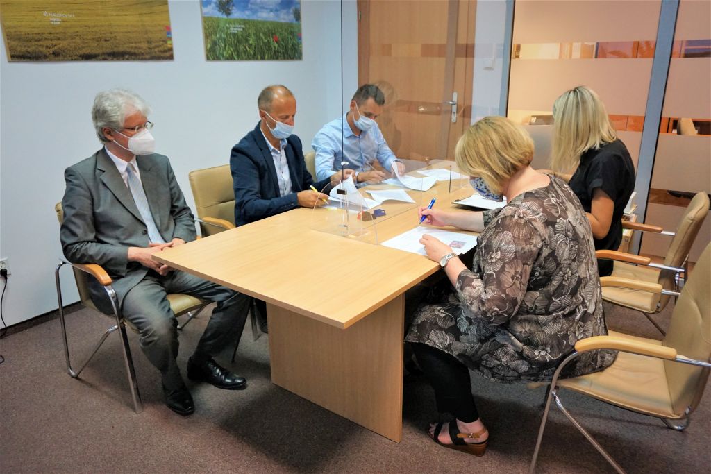 szkółka piłkarska podpisuje umowę w urzędzie marszałkowskim