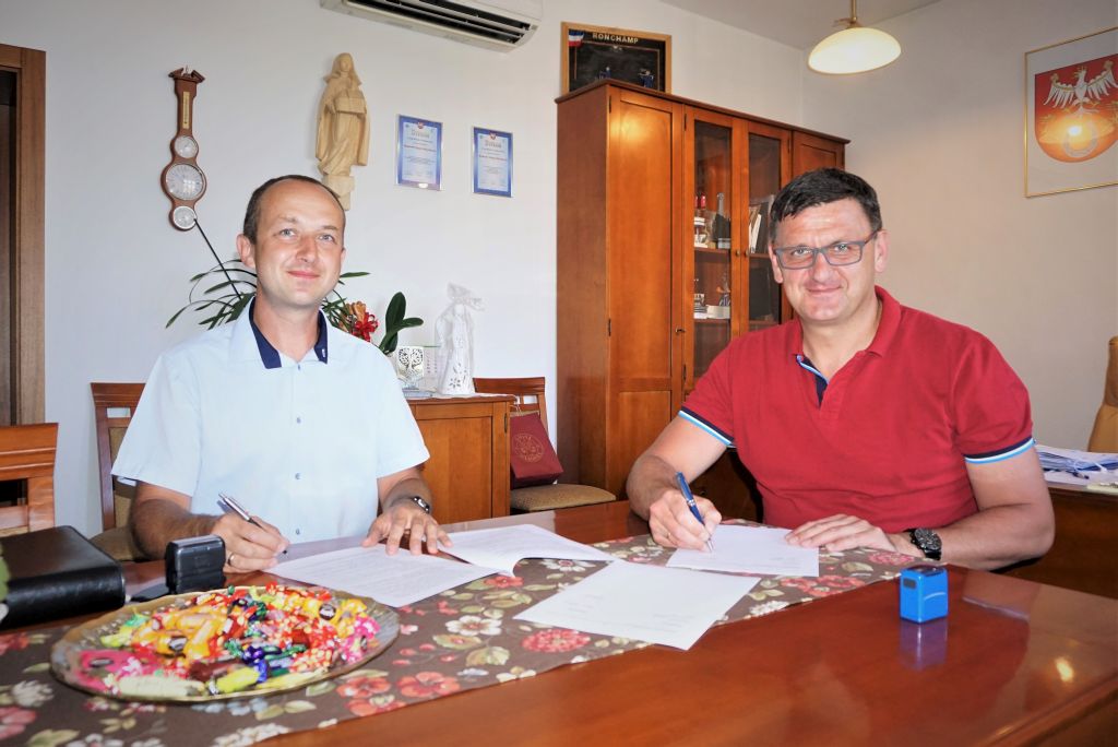 podpisanie umowy z wykonawcą, który stworzy miejsce dla Klubu Seniora