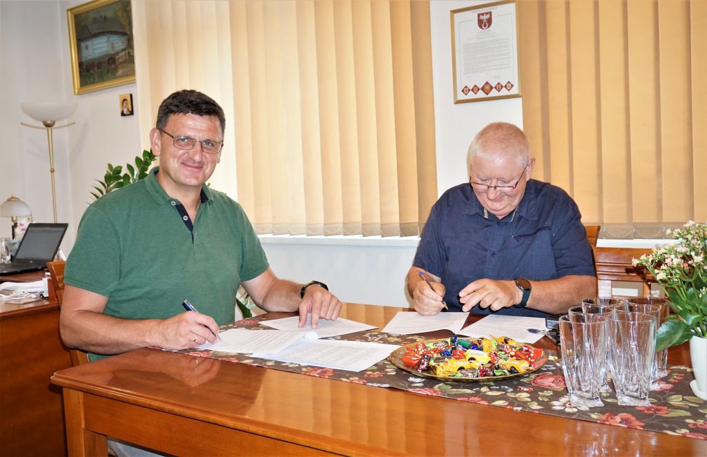 podpisanie umowy na remont placu przed pomnikiem w Rynku