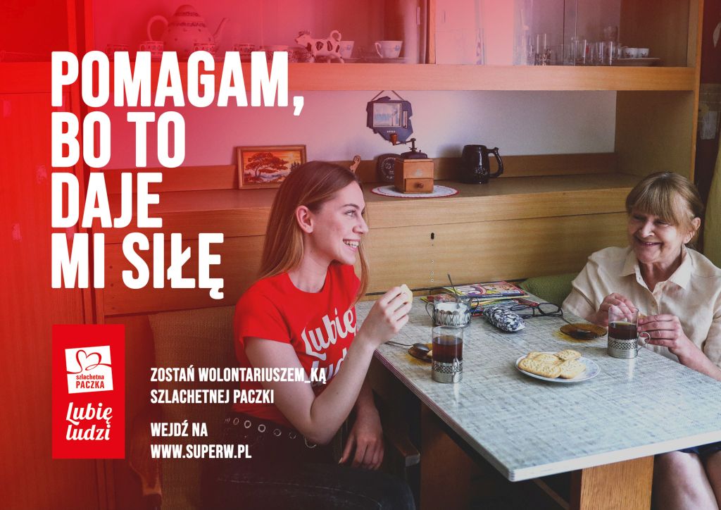wolontariuszka szlachetnej paczki ze staruszką
