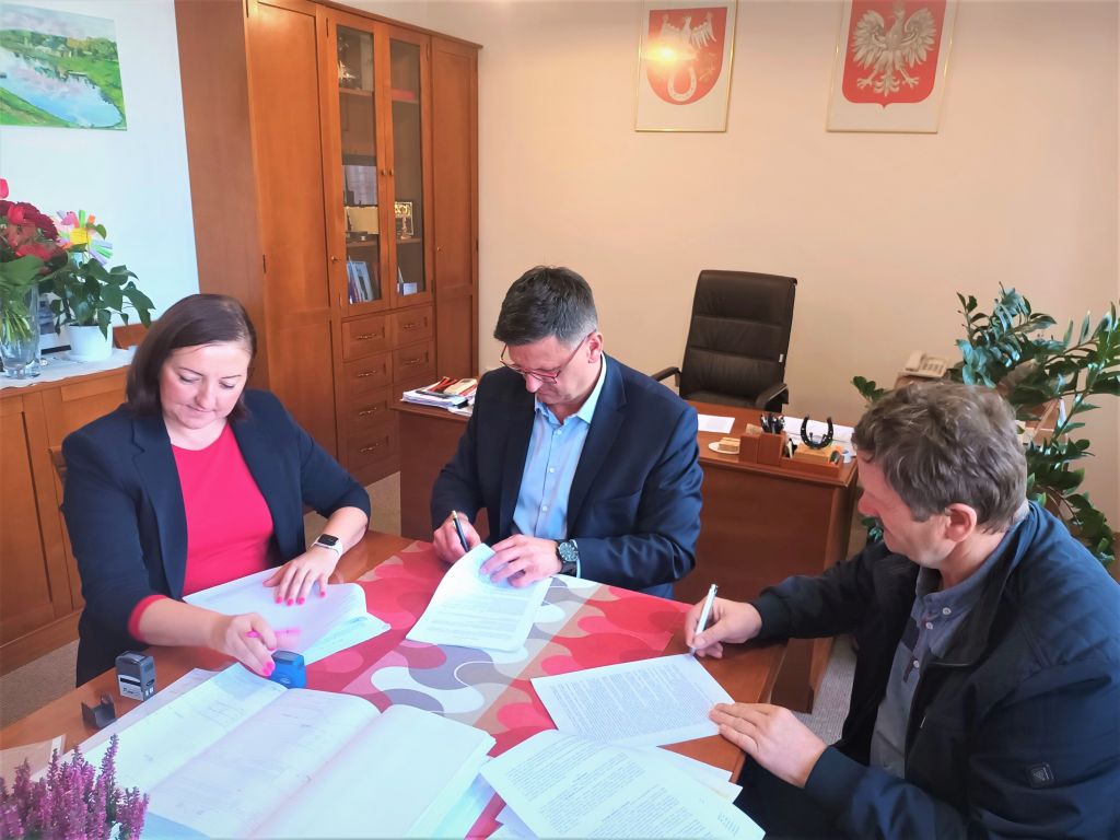 podpisanie umowy na rozbudowe szkoły w Harbutowicach