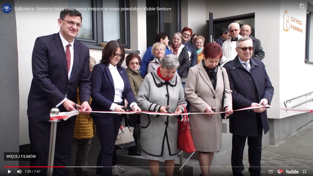 przecięcie wstęgi podczas otwarcia klubu senior+