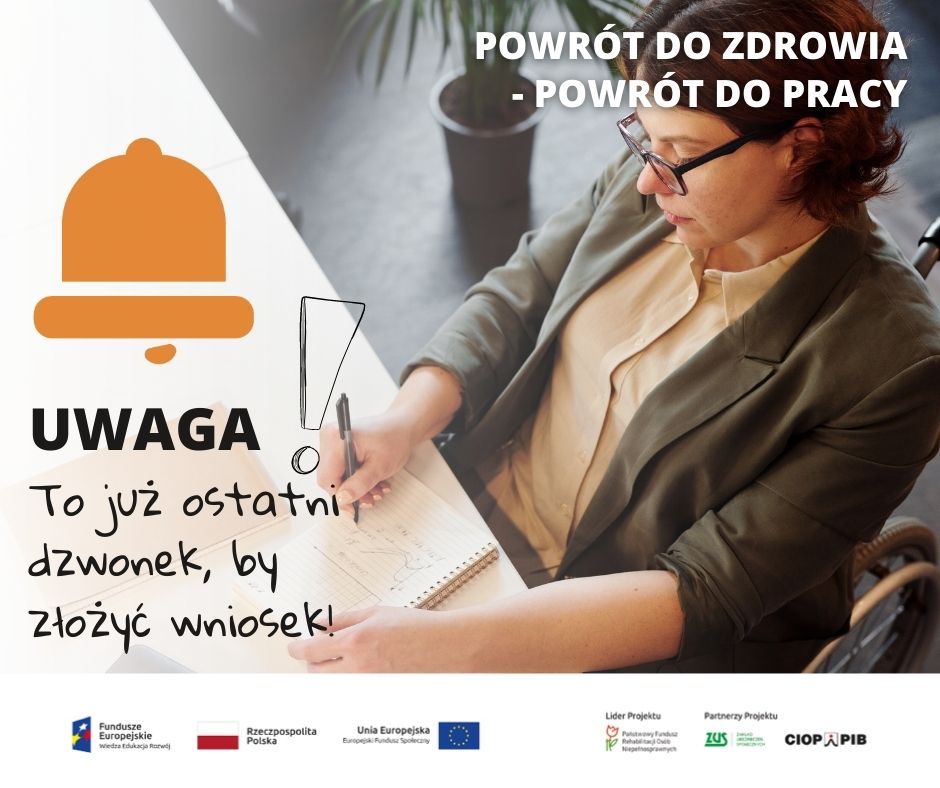 kobieta zapisuje coś w notesie