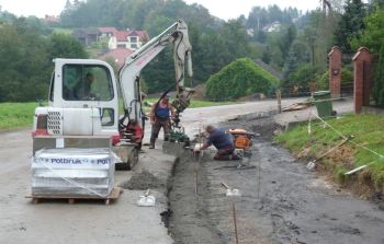 DOTACJA NA POMOC FINANSOWĄ – BUDOWA CHODNIKÓW PRZY DROGACH POWIATOWYCH W KRZYWACZCE