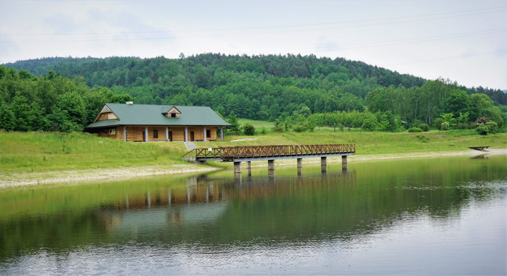 budynek wraz z pomostem przy zalewie rekreacyjnym
