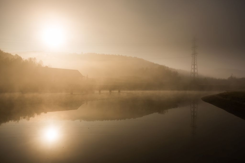 Zalew w porannej mgle
